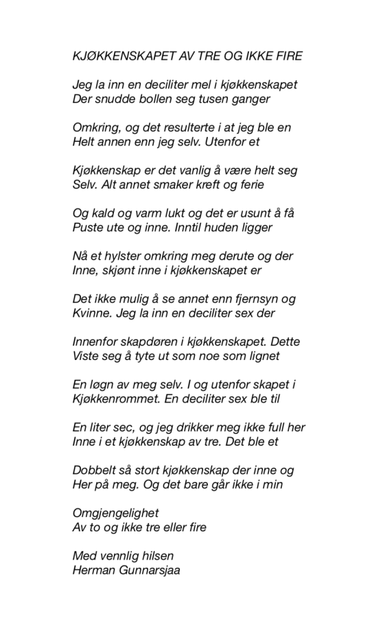 KJØKKENSKAPET AV TRE OG IKKE FIRE